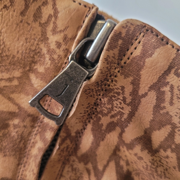 JOHN VARVATOS Morrison Sharpei Snake-Skin Motif Leather Boot - Handmade in Italy - Picture 13 of 16